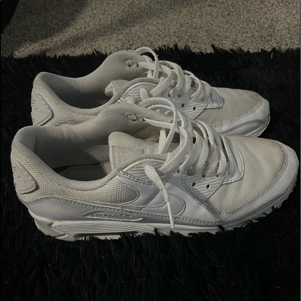 Mens White Nike airmax.